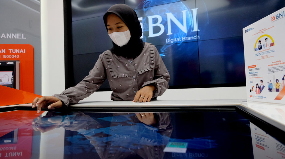 <p>Nasabah mencoba fasilitas fitur digital di gerai BNI Digital Branch Gandaria City, Jakarta, Kamis, 4 Maret 2021. Foto: Ismail Pohan/TrenAsia</p>
