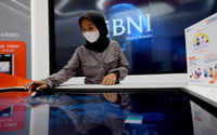 <p>Nasabah mencoba fasilitas fitur digital di gerai BNI Digital Branch Gandaria City, Jakarta, Kamis, 4 Maret 2021. Foto: Ismail Pohan/TrenAsia</p>
