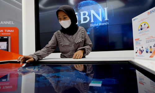<p>Nasabah mencoba fasilitas fitur digital di gerai BNI Digital Branch Gandaria City, Jakarta, Kamis, 4 Maret 2021. Foto: Ismail Pohan/TrenAsia</p>