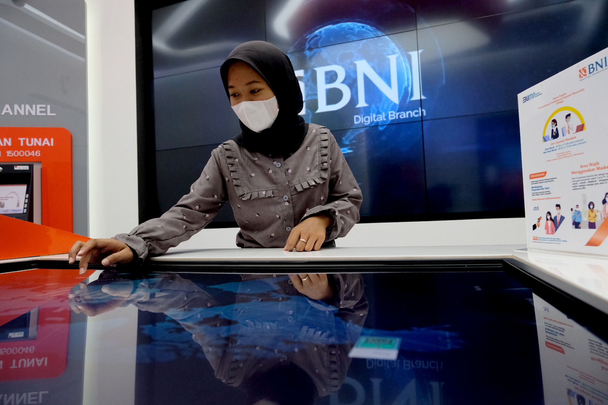 <p>Nasabah mencoba fasilitas fitur digital di gerai BNI Digital Branch Gandaria City, Jakarta, Kamis, 4 Maret 2021. Foto: Ismail Pohan/TrenAsia</p>
