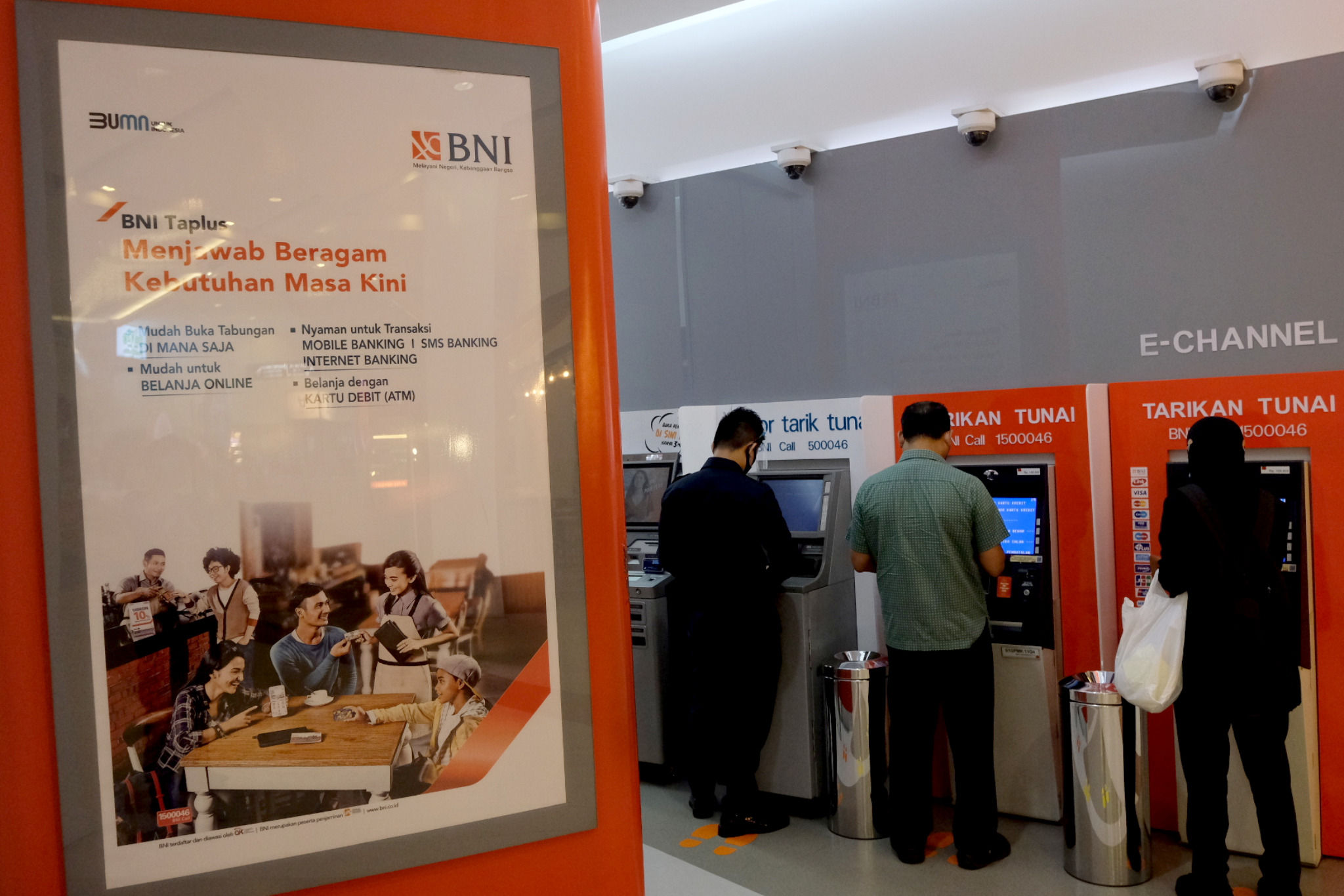 <p>Nasabah melakukan transaksi melalui mesin ATM di gerai BNI Digital Branch Gandaria City, Jakarta, Kamis, 4 Maret 2021. Foto: Ismail Pohan/TrenAsia</p>
