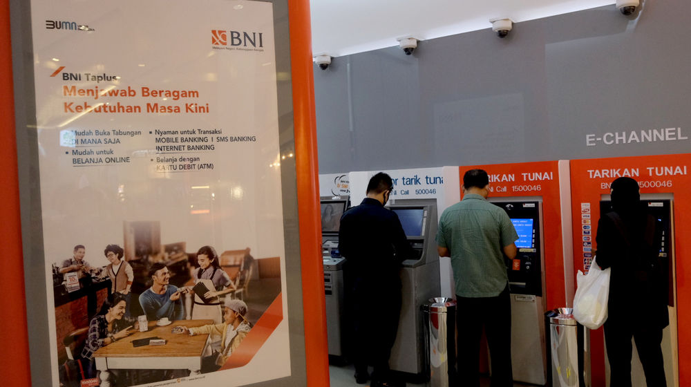 <p>Nasabah melakukan transaksi melalui mesin ATM di gerai BNI Digital Branch Gandaria City, Jakarta, Kamis, 4 Maret 2021. Foto: Ismail Pohan/TrenAsia</p>
