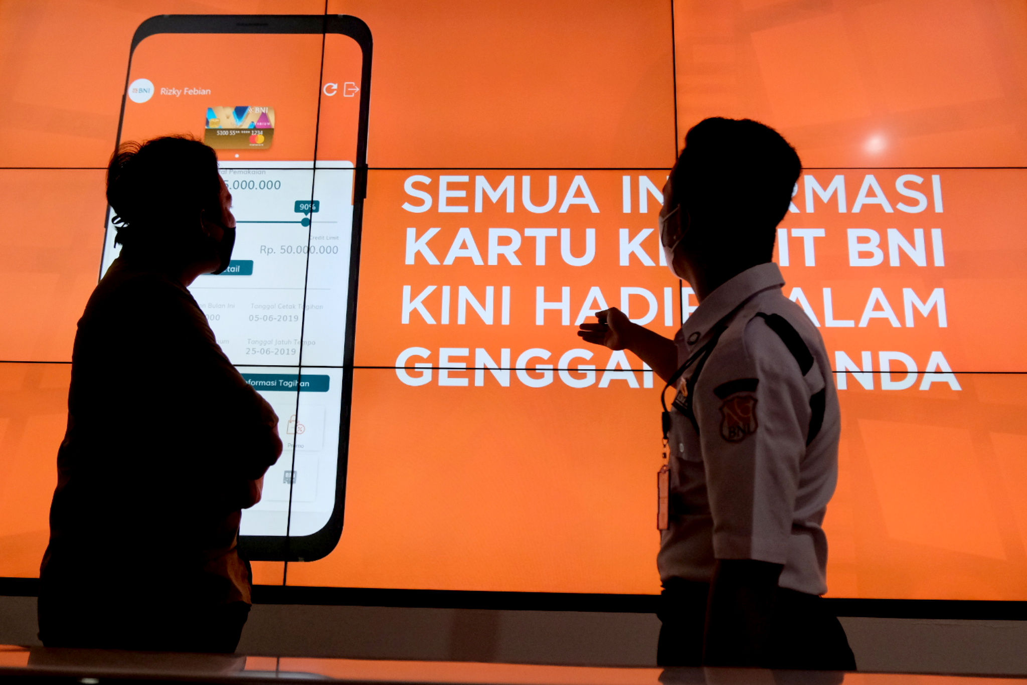 <p>Nasabah mendapatkan penjelasan dari petugas di gerai BNI Digital Branch Gandaria City, Jakarta, Kamis, 4 Maret 2021. Foto: Ismail Pohan/TrenAsia</p>
