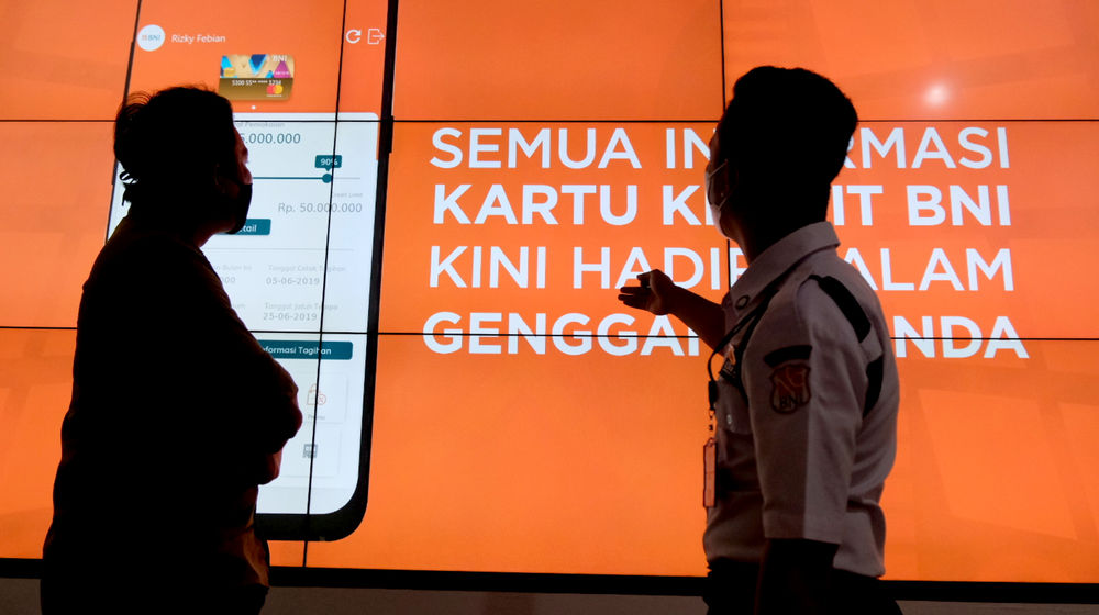 <p>Nasabah mendapatkan penjelasan dari petugas di gerai BNI Digital Branch Gandaria City, Jakarta, Kamis, 4 Maret 2021. Foto: Ismail Pohan/TrenAsia</p>
