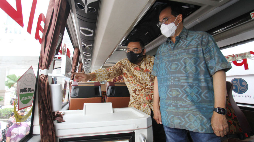 <p>Pembukaan Roadshow Sumatera</p>
<p>Dari ki-ka : Founder dan host PerpalZ TV Kurnia Lesani Adnan bersama Menteri Perhubungan Budi Karya Sumadi melakukan inspeksi armada bus sebelum seremoni pembukaan acara Sumatera Roadshow with PerpalZ TV, di Jakarta, Minggu 14 Maret 2021. Foto : Panji Asmoro/TrenAsia</p>
