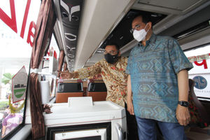 <p>Pembukaan Roadshow Sumatera</p>
<p>Dari ki-ka : Founder dan host PerpalZ TV Kurnia Lesani Adnan bersama Menteri Perhubungan Budi Karya Sumadi melakukan inspeksi armada bus sebelum seremoni pembukaan acara Sumatera Roadshow with PerpalZ TV, di Jakarta, Minggu 14 Maret 2021. Foto : Panji Asmoro/TrenAsia</p>
