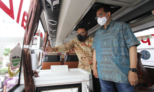 <p>Pembukaan Roadshow Sumatera</p>
<p>Dari ki-ka : Founder dan host PerpalZ TV Kurnia Lesani Adnan bersama Menteri Perhubungan Budi Karya Sumadi melakukan inspeksi armada bus sebelum seremoni pembukaan acara Sumatera Roadshow with PerpalZ TV, di Jakarta, Minggu 14 Maret 2021. Foto : Panji Asmoro/TrenAsia</p>

