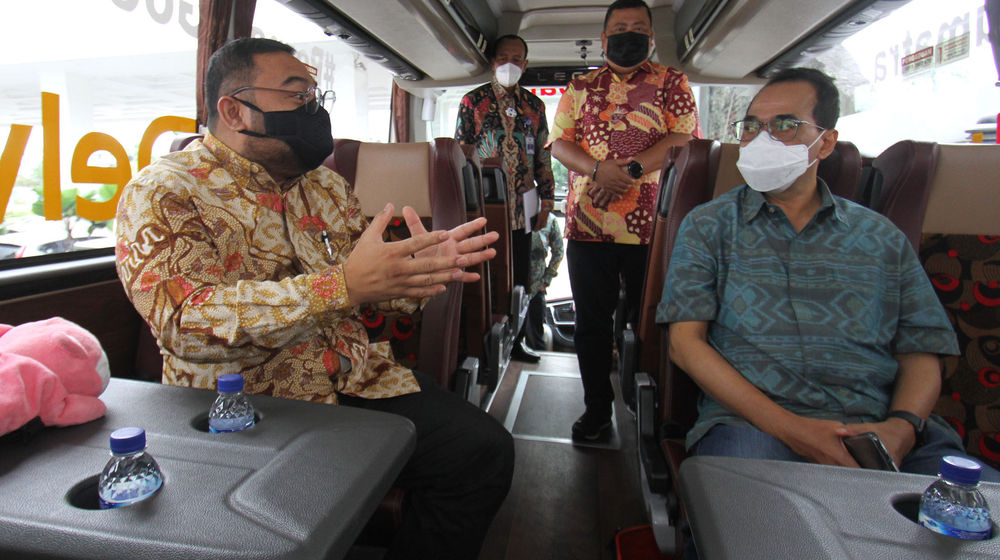 <p>Pembukaan Roadshow Sumatera</p>
<p>Dari ki-ka : Founder dan host PerpalZ TV Kurnia Lesani Adnan bersama Menteri Perhubungan Budi Karya Sumadi melakukan inspeksi armada bus sebelum seremoni pembukaan acara Sumatera Roadshow with PerpalZ TV, di Jakarta, Minggu 14 Maret 2021. Foto : Panji Asmoro/TrenAsia</p>
