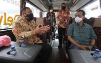 <p>Pembukaan Roadshow Sumatera</p>
<p>Dari ki-ka : Founder dan host PerpalZ TV Kurnia Lesani Adnan bersama Menteri Perhubungan Budi Karya Sumadi melakukan inspeksi armada bus sebelum seremoni pembukaan acara Sumatera Roadshow with PerpalZ TV, di Jakarta, Minggu 14 Maret 2021. Foto : Panji Asmoro/TrenAsia</p>