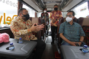 <p>Pembukaan Roadshow Sumatera</p>
<p>Dari ki-ka : Founder dan host PerpalZ TV Kurnia Lesani Adnan bersama Menteri Perhubungan Budi Karya Sumadi melakukan inspeksi armada bus sebelum seremoni pembukaan acara Sumatera Roadshow with PerpalZ TV, di Jakarta, Minggu 14 Maret 2021. Foto : Panji Asmoro/TrenAsia</p>
