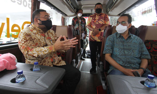<p>Pembukaan Roadshow Sumatera</p>
<p>Dari ki-ka : Founder dan host PerpalZ TV Kurnia Lesani Adnan bersama Menteri Perhubungan Budi Karya Sumadi melakukan inspeksi armada bus sebelum seremoni pembukaan acara Sumatera Roadshow with PerpalZ TV, di Jakarta, Minggu 14 Maret 2021. Foto : Panji Asmoro/TrenAsia</p>