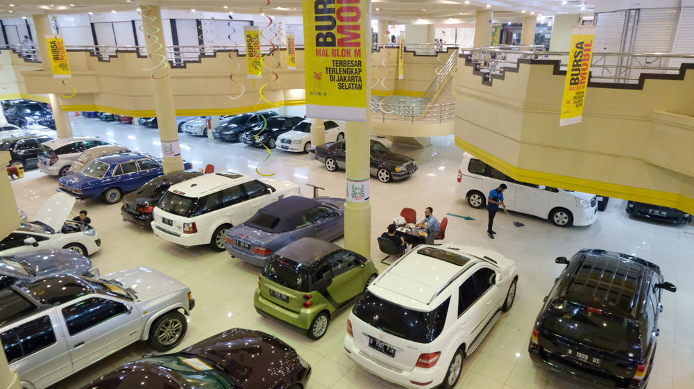 <p>Suasana deretan mobil di gerai bursa mobil bekas Mal Blok M, Jakarta, Kamis, 25 Maret 2021. Foto: Ismail Pohan/TrenAsia</p>
