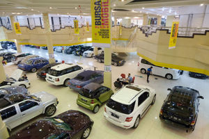 <p>Suasana deretan mobil di gerai bursa mobil bekas Mal Blok M, Jakarta, Kamis, 25 Maret 2021. Foto: Ismail Pohan/TrenAsia</p>