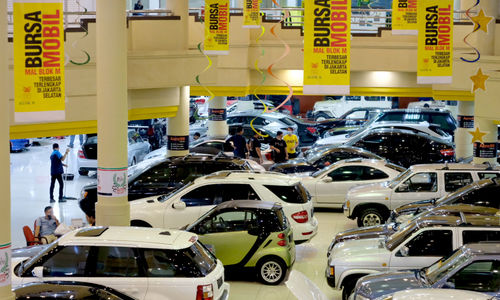 <p>Suasana deretan mobil di gerai bursa mobil bekas Mal Blok M, Jakarta, Kamis, 25 Maret 2021. Foto: Ismail Pohan/TrenAsia</p>
