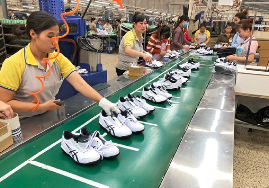 <p>Buruh Pabrik Sepatu Asics Corporations Jepang / Foto: NNA.jp</p>
