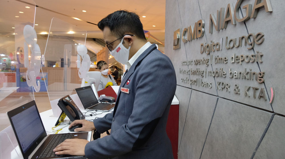 <p>Karyawan melayani nasabah di gerai CIMB Niaga Ditigal Lounge, Mal Gandaria City, Jakarta, Kamis, 4 Maret 2021. Foto: Ismail Pohan/TrenAsia</p>
