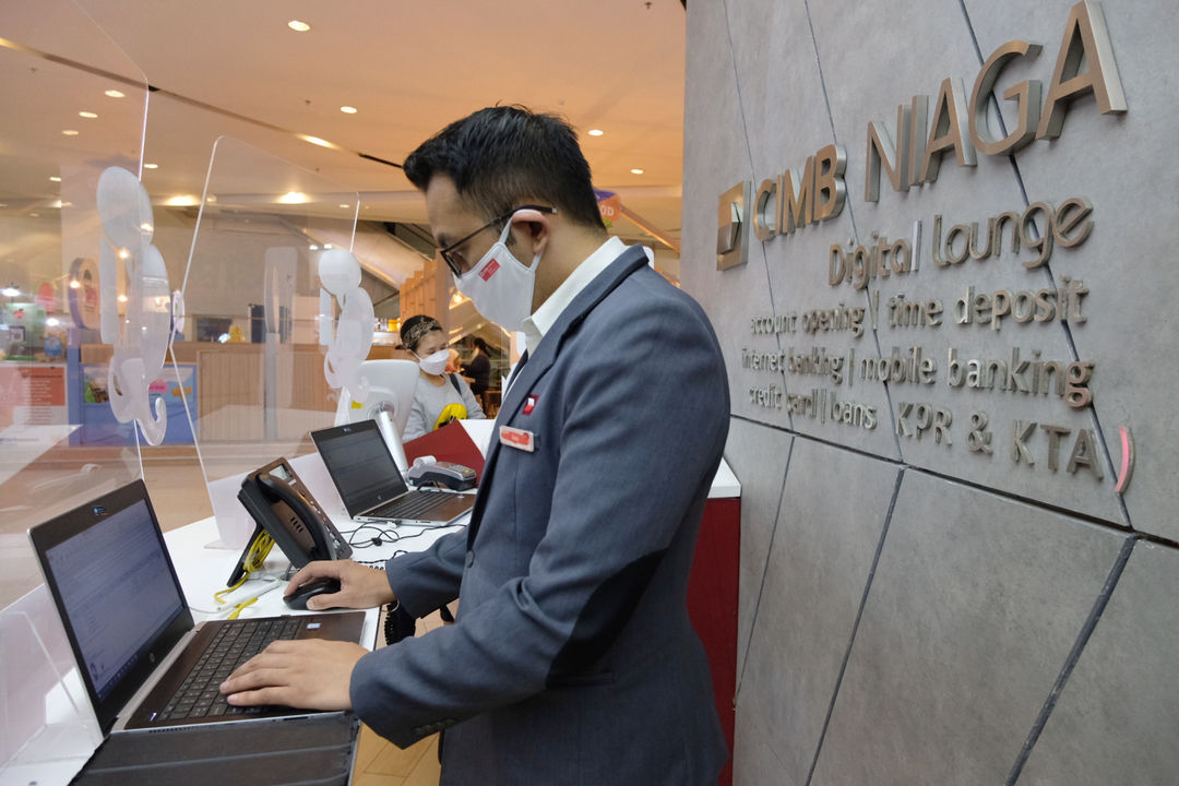 <p>Karyawan melayani nasabah di gerai CIMB Niaga Ditigal Lounge, Mal Gandaria City, Jakarta, Kamis, 4 Maret 2021. Foto: Ismail Pohan/TrenAsia</p>
