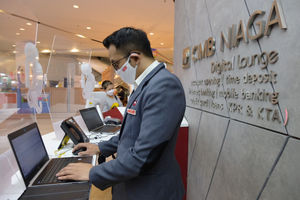 <p>Karyawan melayani nasabah di gerai CIMB Niaga Ditigal Lounge, Mal Gandaria City, Jakarta, Kamis, 4 Maret 2021. Foto: Ismail Pohan/TrenAsia</p>