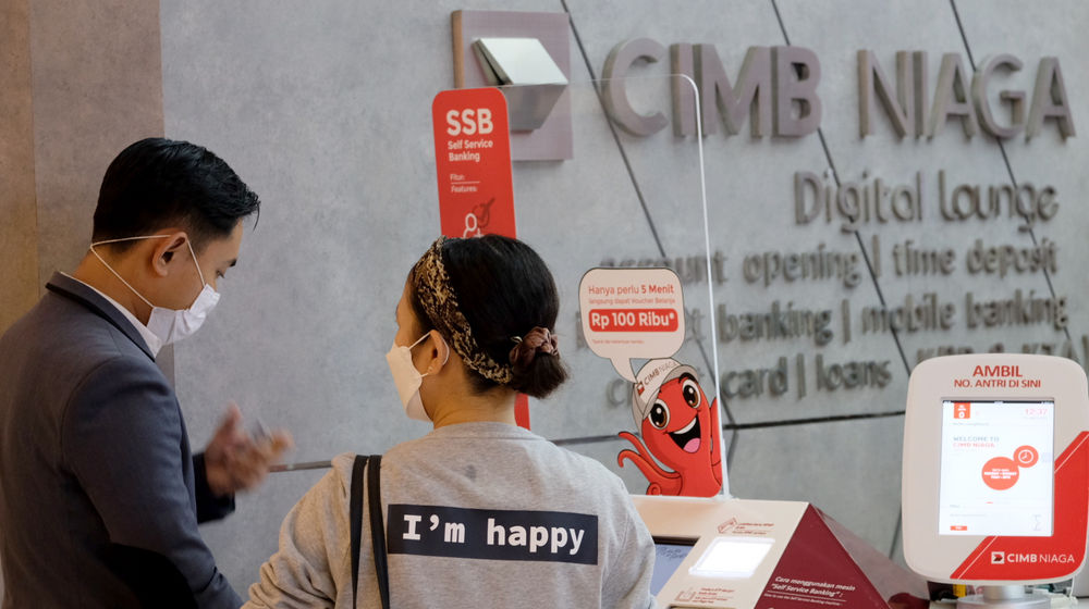 <p>Karyawan melayani nasabah di gerai CIMB Niaga Ditigal Lounge, Mal Gandaria City, Jakarta, Kamis, 4 Maret 2021. Foto: Ismail Pohan/TrenAsia</p>
