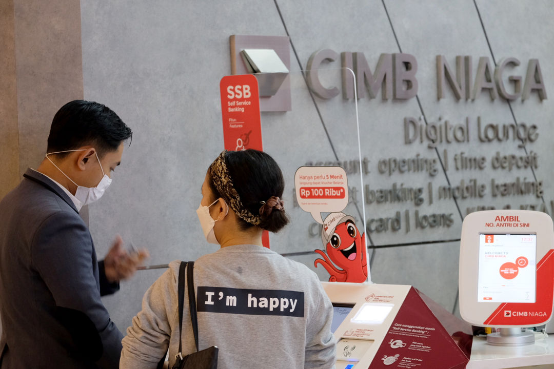 <p>Karyawan melayani nasabah di gerai CIMB Niaga Ditigal Lounge, Mal Gandaria City, Jakarta, Kamis, 4 Maret 2021. Foto: Ismail Pohan/TrenAsia</p>
