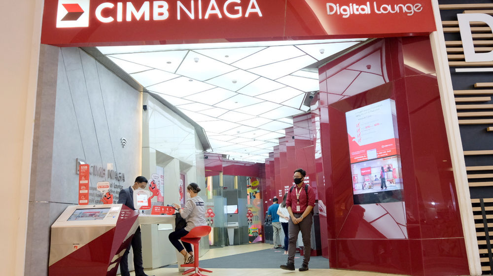 <p>Karyawan melayani nasabah di gerai CIMB Niaga Ditigal Lounge, Mal Gandaria City, Jakarta, Kamis, 4 Maret 2021. Foto: Ismail Pohan/TrenAsia</p>
