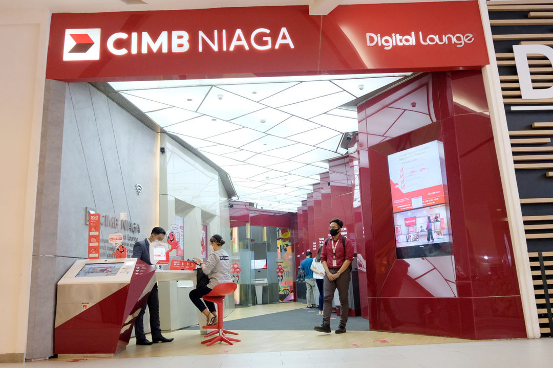 <p>Karyawan melayani nasabah di gerai CIMB Niaga Ditigal Lounge, Mal Gandaria City, Jakarta, Kamis, 4 Maret 2021. Foto: Ismail Pohan/TrenAsia</p>
