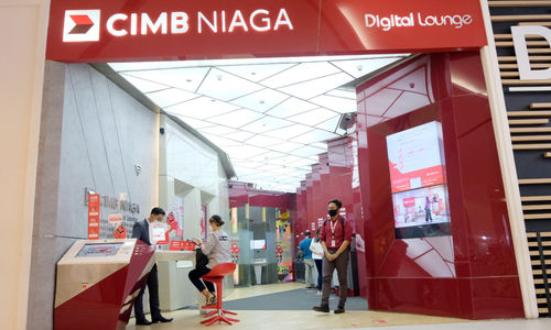 <p>Karyawan melayani nasabah di gerai CIMB Niaga Ditigal Lounge, Mal Gandaria City, Jakarta, Kamis, 4 Maret 2021. Foto: Ismail Pohan/TrenAsia</p>
