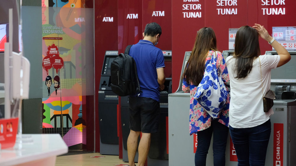 <p>Nasabah melakukan transaksi melalui mesin ATM di gerai CIMB Niaga Ditigal Lounge, Mal Gandaria City, Jakarta, Kamis, 4 Maret 2021. Foto: Ismail Pohan/TrenAsia</p>