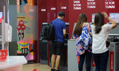 <p>Nasabah melakukan transaksi melalui mesin ATM di gerai CIMB Niaga Ditigal Lounge, Mal Gandaria City, Jakarta, Kamis, 4 Maret 2021. Foto: Ismail Pohan/TrenAsia</p>
