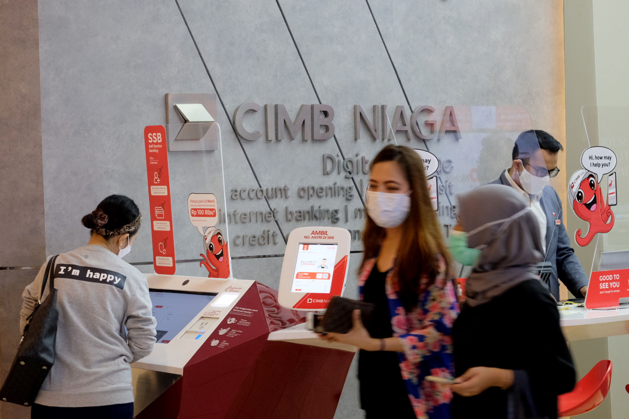 <p>Nasabah melintas usai melakukan transaksi di gerai CIMB Niaga Ditigal Lounge, Mal Gandaria City, Jakarta, Kamis, 4 Maret 2021. Foto: Ismail Pohan/TrenAsia</p>
