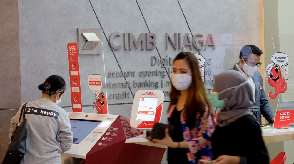 <p>Nasabah melintas usai melakukan transaksi di gerai CIMB Niaga Ditigal Lounge, Mal Gandaria City, Jakarta, Kamis, 4 Maret 2021. Foto: Ismail Pohan/TrenAsia</p>
