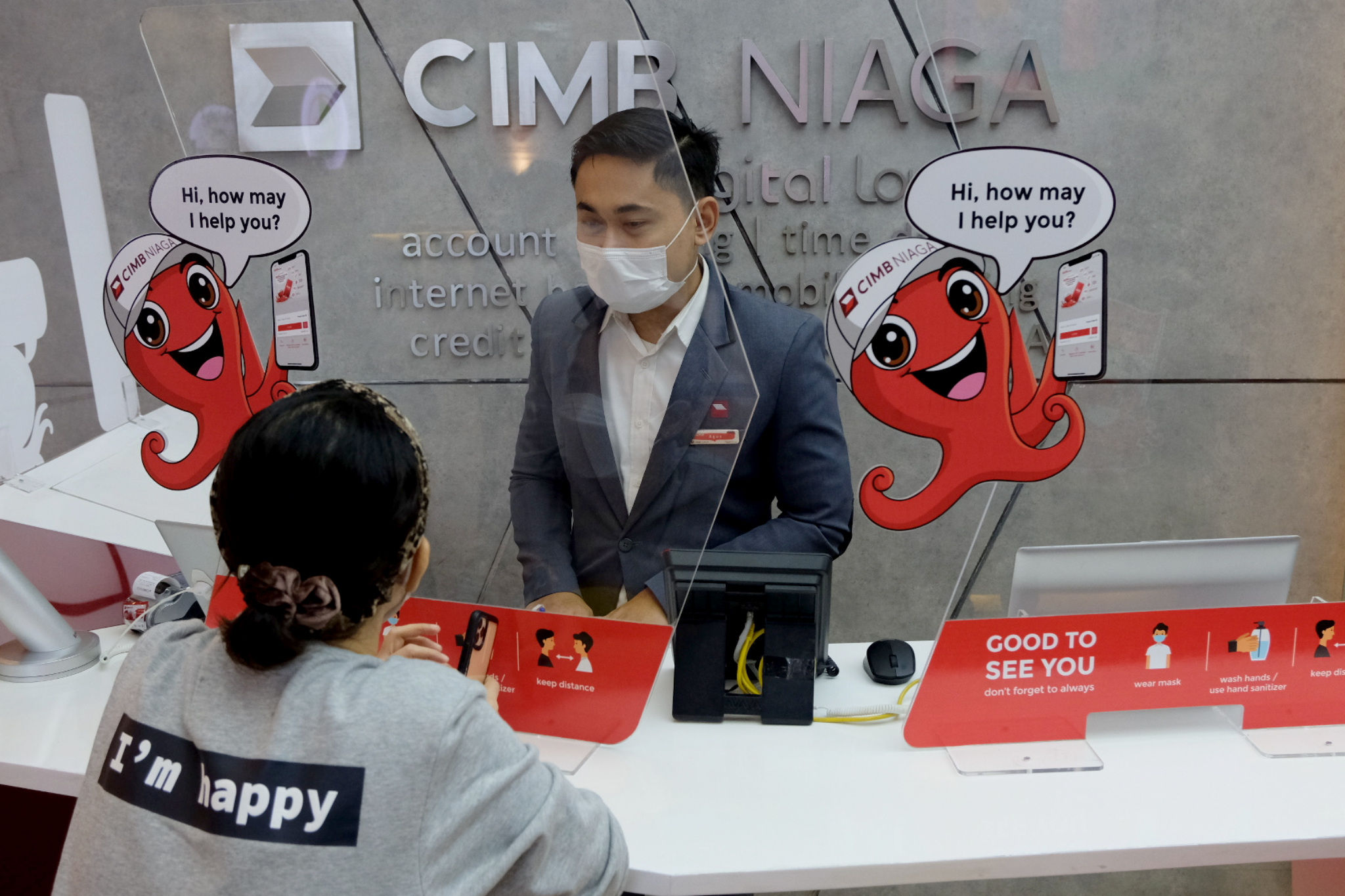 <p>Karyawan melayani nasabah di gerai CIMB Niaga Ditigal Lounge, Mal Gandaria City, Jakarta, Kamis, 4 Maret 2021. Foto: Ismail Pohan/TrenAsia</p>
