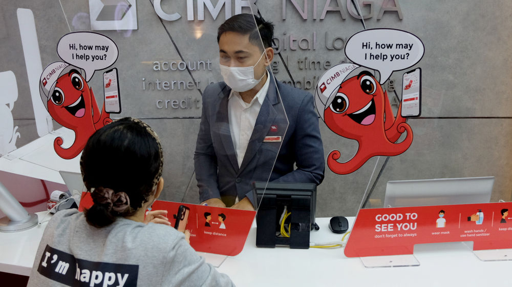 <p>Karyawan melayani nasabah di gerai CIMB Niaga Ditigal Lounge, Mal Gandaria City, Jakarta, Kamis, 4 Maret 2021. Foto: Ismail Pohan/TrenAsia</p>
