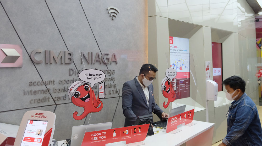 Karyawan melayani nasabah di gerai CIMB Niaga Ditigal Lounge, Mal Gandaria City, Jakarta, Kamis, 4 Maret 2021