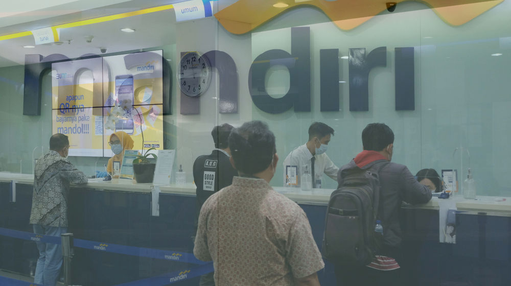<p>Nasabah melakukan transaksi di counter kantor cabang Bank Mandiri, Plaza Mandiri, Jakarta, Senin, 22 Maret 2021. Foto: Ismail Pohan/TrenAsia</p>
