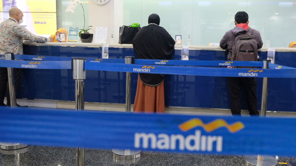 <p>Nasabah melakukan transaksi di counter kantor cabang Bank Mandiri, Plaza Mandiri, Jakarta, Senin, 22 Maret 2021. Foto: Ismail Pohan/TrenAsia</p>
