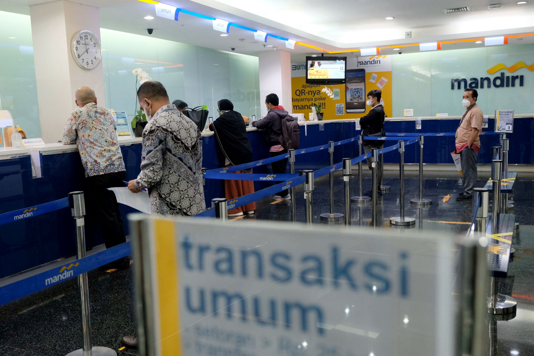 <p>Nasabah melakukan transaksi di counter kantor cabang Bank Mandiri, Plaza Mandiri, Jakarta, Senin, 22 Maret 2021. Foto: Ismail Pohan/TrenAsia</p>
