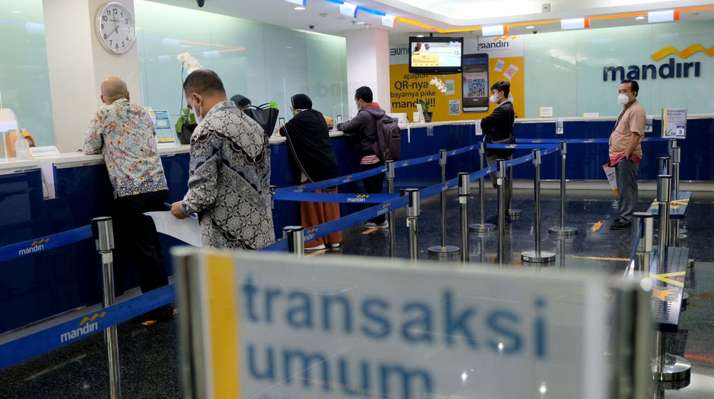 <p>Nasabah melakukan transaksi di counter kantor cabang Bank Mandiri, Plaza Mandiri, Jakarta, Senin, 22 Maret 2021. Foto: Ismail Pohan/TrenAsia</p>
