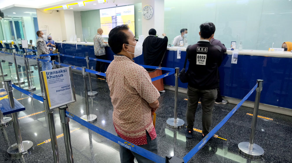 <p>Nasabah melakukan transaksi di counter kantor cabang Bank Mandiri, Plaza Mandiri, Jakarta, Senin, 22 Maret 2021. Foto: Ismail Pohan/TrenAsia</p>