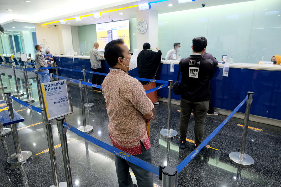 <p>Nasabah melakukan transaksi di counter kantor cabang Bank Mandiri, Plaza Mandiri, Jakarta, Senin, 22 Maret 2021. Foto: Ismail Pohan/TrenAsia</p>
