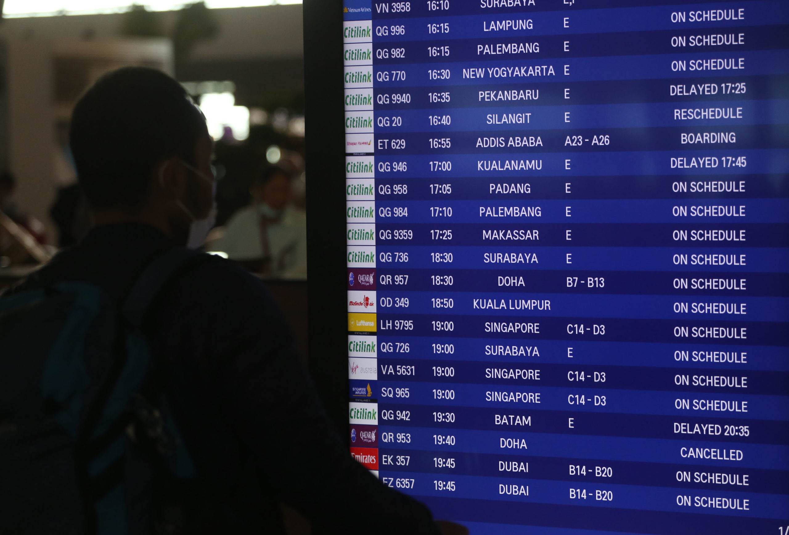<p>Nampak sejumlah calon penumpang tengah mengantri di counter tiket dan melihat jadwal keberangkatan pesawat di Terminal 3 Bandara Soekarno Hatta, Tangerang, Banten, Sabtu 20 Maret 2021. Foto: Panji Asmoro/TrenAsia</p>
