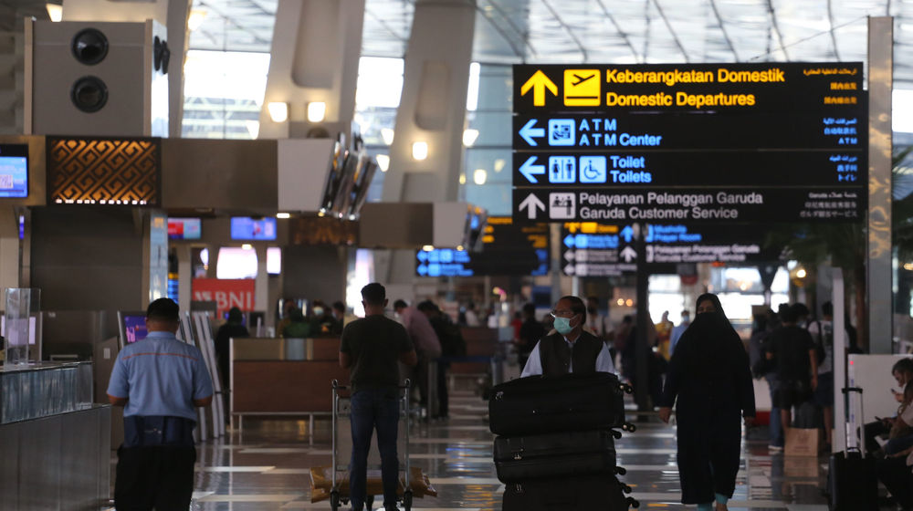 <p>Nampak sejumlah calon penumpang tengah mengantri di counter tiket dan melihat jadwal keberangkatan pesawat di Terminal 3 Bandara Soekarno Hatta, Tangerang, Banten, Sabtu 20 Maret 2021. Foto: Panji Asmoro/TrenAsia</p>

