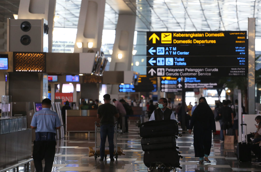 <p>Nampak sejumlah calon penumpang tengah mengantri di counter tiket dan melihat jadwal keberangkatan pesawat di Terminal 3 Bandara Soekarno Hatta, Tangerang, Banten, Sabtu 20 Maret 2021. Foto: Panji Asmoro/TrenAsia</p>
