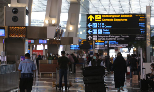 <p>Nampak sejumlah calon penumpang tengah mengantri di counter tiket dan melihat jadwal keberangkatan pesawat di Terminal 3 Bandara Soekarno Hatta, Tangerang, Banten, Sabtu 20 Maret 2021. Foto: Panji Asmoro/TrenAsia</p>
