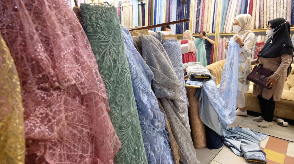 <p>Pembeli memilih bahan kain di kios blok tekstil Pasar Tanah Abang, Jakarta, Rabu, 31 Maret 2021. Foto: Ismail Pohan/TrenAsia</p>
