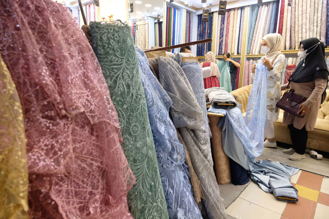 <p>Pembeli memilih bahan kain di kios blok tekstil Pasar Tanah Abang, Jakarta, Rabu, 31 Maret 2021. Foto: Ismail Pohan/TrenAsia</p>
