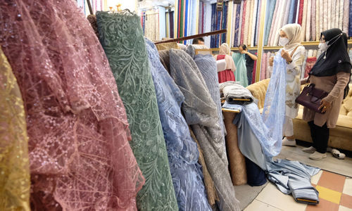 <p>Pembeli memilih bahan kain di kios blok tekstil Pasar Tanah Abang, Jakarta, Rabu, 31 Maret 2021. Foto: Ismail Pohan/TrenAsia</p>
