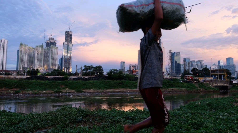 <p>Warga beraktivitas dengan latar belakang gedung bertingkat di kawasan Kebon Melati, Tanah Abang, Jakarta, Rabu, 24 Maret 2021. Foto: Ismail Pohan/TrenAsia</p>
