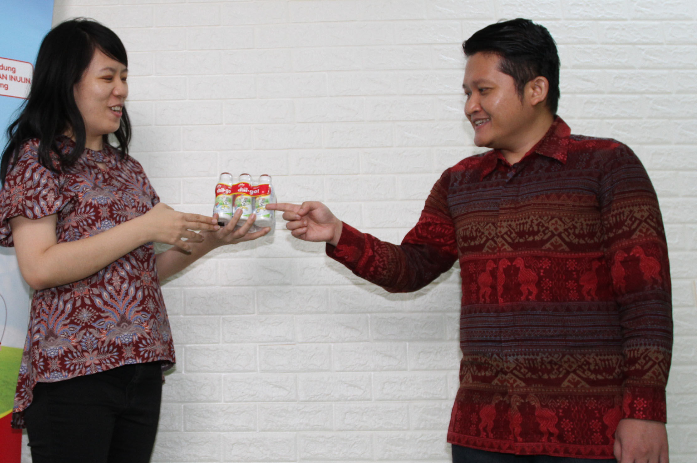 <p>Business Unit Head Morinaga Chil*Go! KALBE Nutritionals Gregorius Daru Smaragiri berbincang dengan Brand Manager Morinaga Chil*Go Lina Sen disela diskusi media dengan tema Peduli Gizi Anak selama pandemi, Kamis 25 Maret 2021. Foto: Panji Asmoro/TrenAsia</p>
