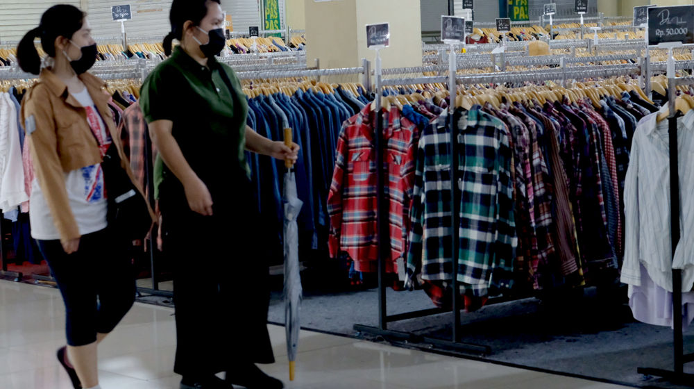 <p>Pengunjung memilih pakaian yang dijual murah di gerai pusat perbelanjaan kawasan Blok M, Kamis, 25 Maret 2021. Foto: Ismail Pohan/TrenAsia</p>
